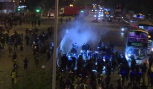 Hong Kong: les manifestants défient la police qui réplique avec du gaz lacrymogène