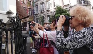Bruxelles: Manneken Pis couvert de fleurs à l'occasion du Flowertime 2019