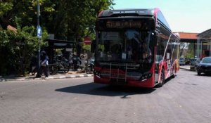 Un ticket contre des plastiques pour monter à bord des bus de Surabaya