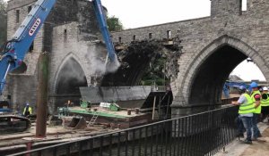 Démolition de l'arche centrale du Pont des Trous de Tournai
