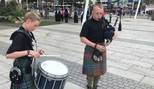 Festival Interceltique. Deux jeunes Nord-Irlandais jouent de la cornemuse pour un peu d'argent de poche
