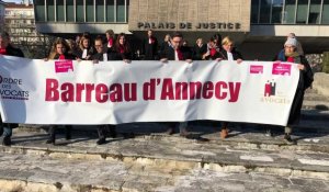 Les avocats du barreau d'Annecy partent du palais de justice pour rejoindre la manifestation contre la réforme des retraites