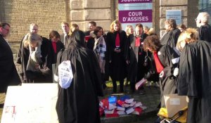 Les avocats audomarois protestent contre la réforme des retraites et jettent leurs codes juridiques devant le palais de justice de Saint-Omer