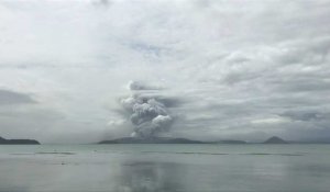 Une immense colonne chargée de cendres s'élève au dessus d'un volcan philippin