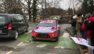 Rallye Monte-Carlo : les pilotes arrivent au parc d'assistance à Gap