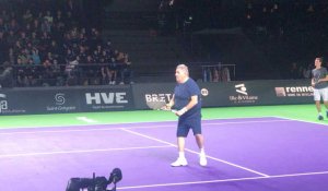 Open Blot de Rennes : Pierre Ménès affronte Camille Lacourt... au tennis
