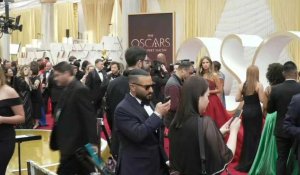 Les journalistes attendent l'arrivée des célébrités sur le tapis rouge des Oscars