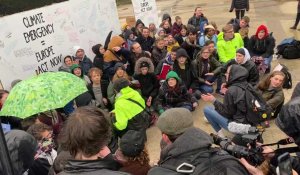 Greta Thunberg proteste pour la première fois avec les jeunes européens activistes pour le climat