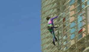 Le "Spiderman français" grimpe un gratte-ciel de Barcelone