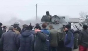 Coronavirus: arrivée des évacués et protestations en Ukraine