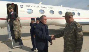 Le ministre turc de la Défense visite des troupes à la frontière syrienne