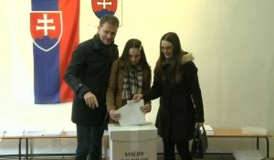 Le chef du parti d'opposition slovaque, Igor Matovic, vote