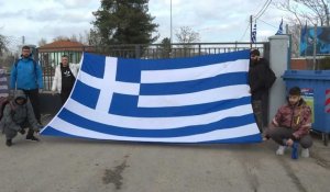 Grèce : des nationalistes apportent un grand drapeau grec au passage de la frontière avec la Turquie