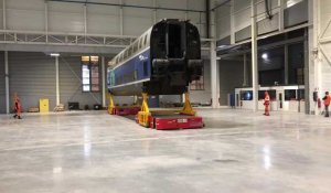 Inauguration du technicentre SNCF d'Hellemmes: démonstration du déplacement d'une rame TGV sans rails