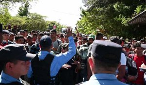 Des migrants honduriens forcent le passage de la frontière pour entrer au Guatemala
