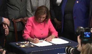 Destitution : Nancy Pelosi signe l'acte d'accusation contre Trump et transmet le dossier au Sénat