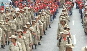 Des manifestants pro-gouvernementaux se préparent à défiler à Caracas