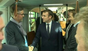 Emmanuel Macron visite un bus "zéro émission" à Pau