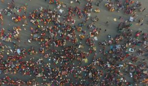 Un million d'hindous prennent un bain sacré dans le Gange