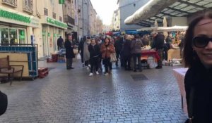 Sète : ambiance sur le marché du mercredi, aux abords des halles,  où les équipes des candidats aux municipales tractent.