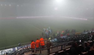 M. Dierick renvoie les 22 acteurs de ce Charleroi - Malines aux vestiaires pour la deuxième fois, en raison du brouillard. C'est 1-0 pour les Zèbres