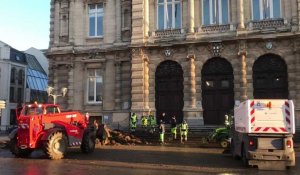 Des agriculteurs déversent du fumier devant la mairie de Tourcoing