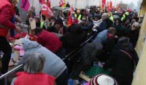 Alès : Les manifestants ont érigé un mur de livres devant l'inspection d'académie