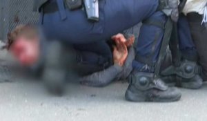 "Gilets jaunes" à Paris : images d'un homme blessé interpellé