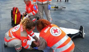 Saint-Quentin : la Croix-Rouge prend en charge une personne inconsciente (démonstration) 