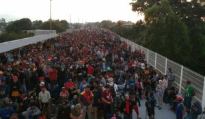 Des milliers de migrants patientent à la frontière du Mexique