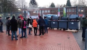 Des profs se rassemblent devant le lycée Faidherbe de Lille et des élèves bloquent