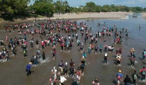 Des migrants traversent une rivière pour rejoindre le Mexique