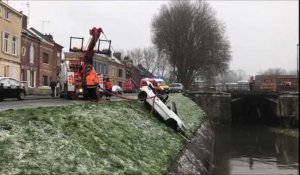 Une 205 tombe à l'eau à Amiens