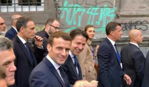 Giuseppe Conte et Emmanuel Macron se promènent dans le centre historique de Naples