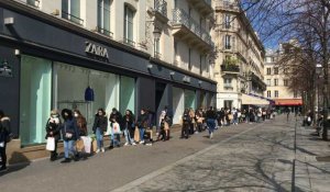Longues files d'attente devant des boutiques parisiennes avant le reconfinement