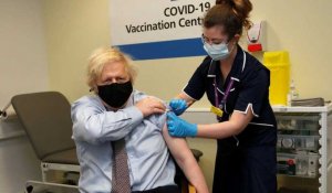 Royaume-Uni : Boris Johnson reçoit une première dose de vaccin AstraZeneca