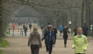 Paris: joggeurs et promeneurs au Champ de Mars, au 2ème jour du confinement