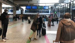 Reconfinement de l’Ile-de-France: peu de voyageurs se pressent en gare Montparnasse