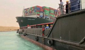 Le canal de Suez obstrué, transport maritime mondial ralenti