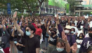 Thaïlande: un millier de manifestants pro-démocratie défient la police à Bangkok
