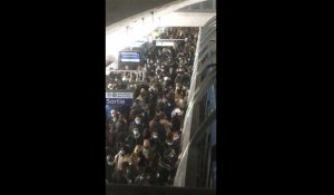 Paris: images de quais de métro bondés suite à une "panne mécanique" sur la ligne 14
