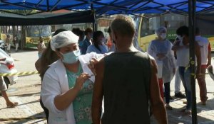Des Brésiliens de plus de 65 ans se font vacciner contre le Covid-19 à Rio