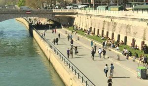 Météo: 24 degrés à Paris, bain de soleil sur les quais de Seine