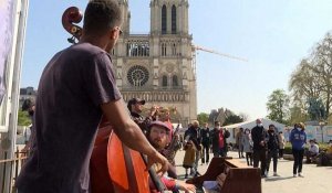 Des musiciens et des chanteurs dans les rues de Paris