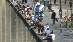 Météo: les Parisiens profitent du beau temps à la Villette