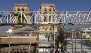 Notre-Dame: Macron sur le toit en travaux, deux ans après l'incendie