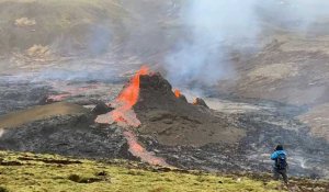 Islande: la petite éruption volcanique continue et de la lave rouge s'écoule