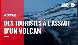 En Russie, des touristes à l'assaut d'un volcan