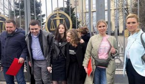 Condamnations après l'arrestation de proches de Navalny devant sa prison