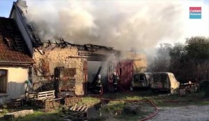 Un incendie spectaculaire ravage le hangar agricole au Hameau du Plessis